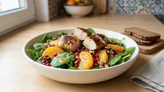 Zimowa sałatka z kurczakiem, mandarynką i granatem – sycąca, a lekka