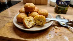 Mini pączki z szynką i serem – szybka, wytrawna przekąska smażona na złoto