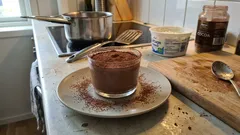 Sernik na zimno low carb z serka wiejskiego – czekoladowy, gotowy w kilka minut