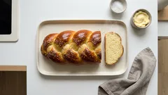 Puszysta chałka jak z dobrej piekarni – przepis z nocnym wyrastaniem w lodówce