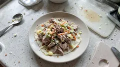 Wrap z indykiem teriyaki i chrupiącą kapustą – szybki obiad z jednej patelni