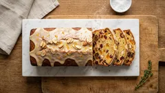 Keks z bakaliami i lukrem cytrusowym: prosty przepis na równy, wysoki wypiek