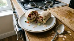 Zawijany kebab z indykiem z piekarnika – chrupiąca tortilla i sos czosnkowy