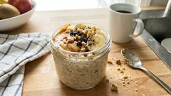 Orzechowa nocna owsianka bez gotowania – kremowa, sycąca i gotowa rano