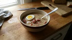 Żurek jak u babci: przepis na zupę na zakwasie z białą kiełbasą i jajkiem