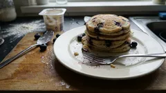 Puszyste placuszki jogurtowe z borówkami – gotowe w 15 minut