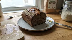 Chleb na zakwasie krok po kroku: prosty przepis na żytni bochenek z chrupiącą skórką
