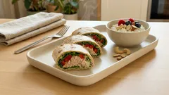 Lunchbox do pracy: tortilla z tuńczykiem i twarożek z owocami w jednym pudełku