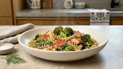 Makaron z wędzonym łososiem, szpinakiem i brokułem — kremowy obiad w 20 minut
