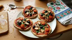 Mini pizze na mące pełnoziarnistej: chrupiący spód i szybki sos z puszki