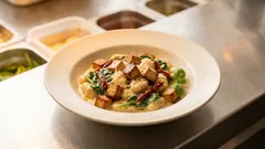 Kremowe gnocchi z wędzonym tofu, szpinakiem i suszonymi pomidorami – z jednej patelni