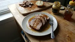 Karkówka w plastrach pieczona na cebuli – soczysta dzięki musztardzie i miodowi