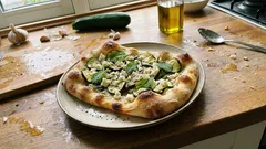 Pinsa z cukinią, fetą i miętą – chrupiąca kolacja gotowa w kilkanaście minut