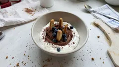 Serniczek japoński bez pieczenia w miseczce – ze skyrem, Lotus i borówkami