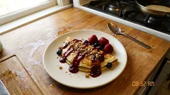 Omlet owsiany z truskawkami w żelu – słodkie śniadanie gotowe w 15 minut