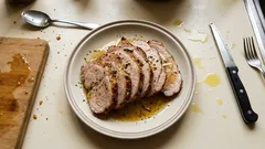 Szynka pieczona soczysta jak nigdy: przepis z termometrem i marynatą czosnkowo-ziołową