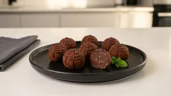 Trufle „Pajączki” bez pieczenia – sezamowo-kakaowe kulki z pajęczynką z czekolady