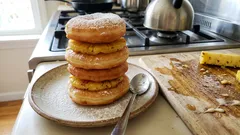 Racuchy drożdżowe z ananasem w krążkach – puszyste i złote prosto z patelni