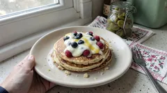 Bezglutenowe placuszki z sosem jogurtowo-cytrynowym – puszyste i lekkie