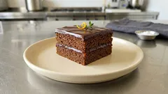 Piernik na miodzie z dżemem i polewą czekoladową – wilgotny i łatwy do krojenia