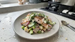 Sałatka z łososiem i ziemniakami – sycący lunch z sosem jogurtowo-musztardowym