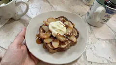 Grzanki francuskie z karmelizowaną gruszką i kardamonem – śniadanie jak z kawiarni