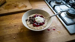 Czekoladowo-wiśniowa owsianka ze skyrem i frużeliną – kremowa w 15 minut