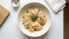 Ciasto na pierogi na gorącej wodzie – 4 składniki i zawsze łatwo się wałkuje