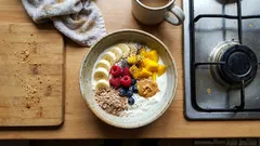 Jogurtowy bowl z owocami i chia – szybkie śniadanie, które syci na długo