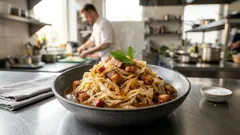 Duszona kapusta z boczkiem i cebulą z jednej patelni – miękka, aromatyczna i sycąca