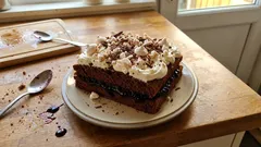 Ciasto z bezami na blachę: kakaowy biszkopt, porzeczkowy dżem i bita śmietana