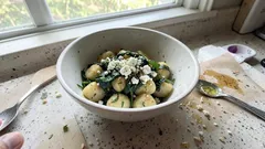 Gnocchi ze szpinakiem i fetą z patelni – szybki obiad w 15 minut