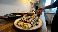 Naleśniki z twarożkiem, kremem orzechowym i borówkami – prosty pomysł na słodkie śniadanie