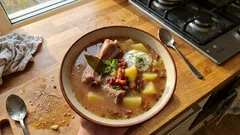 Kapuśniak z kiszonej kapusty – klasyczny przepis krok po kroku