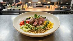 Sałatka z wołowiną i quinoa z pietruszkowym pesto – sycący lunch do pracy