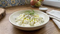 Domowy twaróg krok po kroku: z zsiadłego mleka albo z kefirem