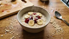 Kremowa owsianka z bananem i wiśniami w żelu – śniadanie z jednego garnuszka