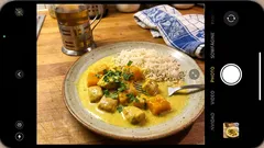 Kurczak w aksamitnym sosie jogurtowo-kurkumowym z dynią – lekki obiad z patelni