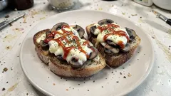 Tosty jak zapiekanka: pieczarki, mozzarella i ketchup – szybki domowy hit