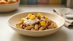 Makaron na słodko z serkiem wiejskim i mango – szybki obiad lub deser