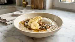 Gryczanka z bananem i tahini – kremowe śniadanie w 10 minut, z dodatkiem skyru