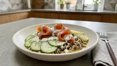 Sałatka z wędzonym łososiem, quinoa i ogórkiem – szybki lunch do pracy