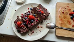 Czekoladowy blok z owocami bez pieczenia – szybki deser z zamrażarki