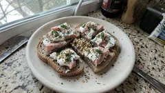 Kanapki z pastą z wędzonego pstrąga i chrzanu – szybkie, wyraziste śniadanie