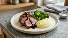 Polędwica wołowa z sosem balsamicznym – szybki stek z patelni z puree i brokułem