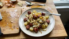 Kiełbasa z kapustą i ziemniakami z jednej patelni – szybka, swojska kolacja